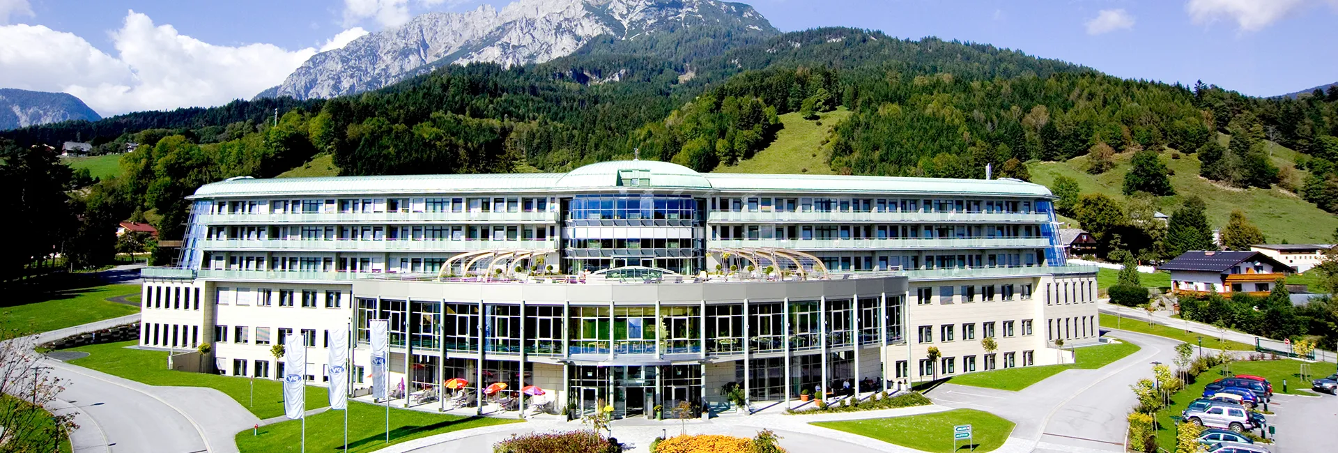 Reha-Zentrum G&ouml;bming: Au&szlig;enansicht vor Bergkulisse