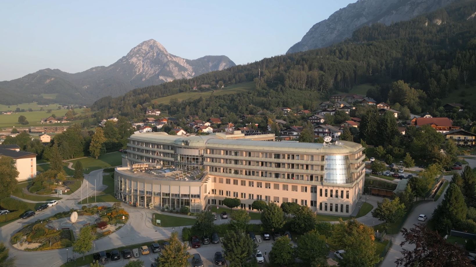 Reha-Zentrum Gröbming Sonnenaufgang vor Bergpanorama