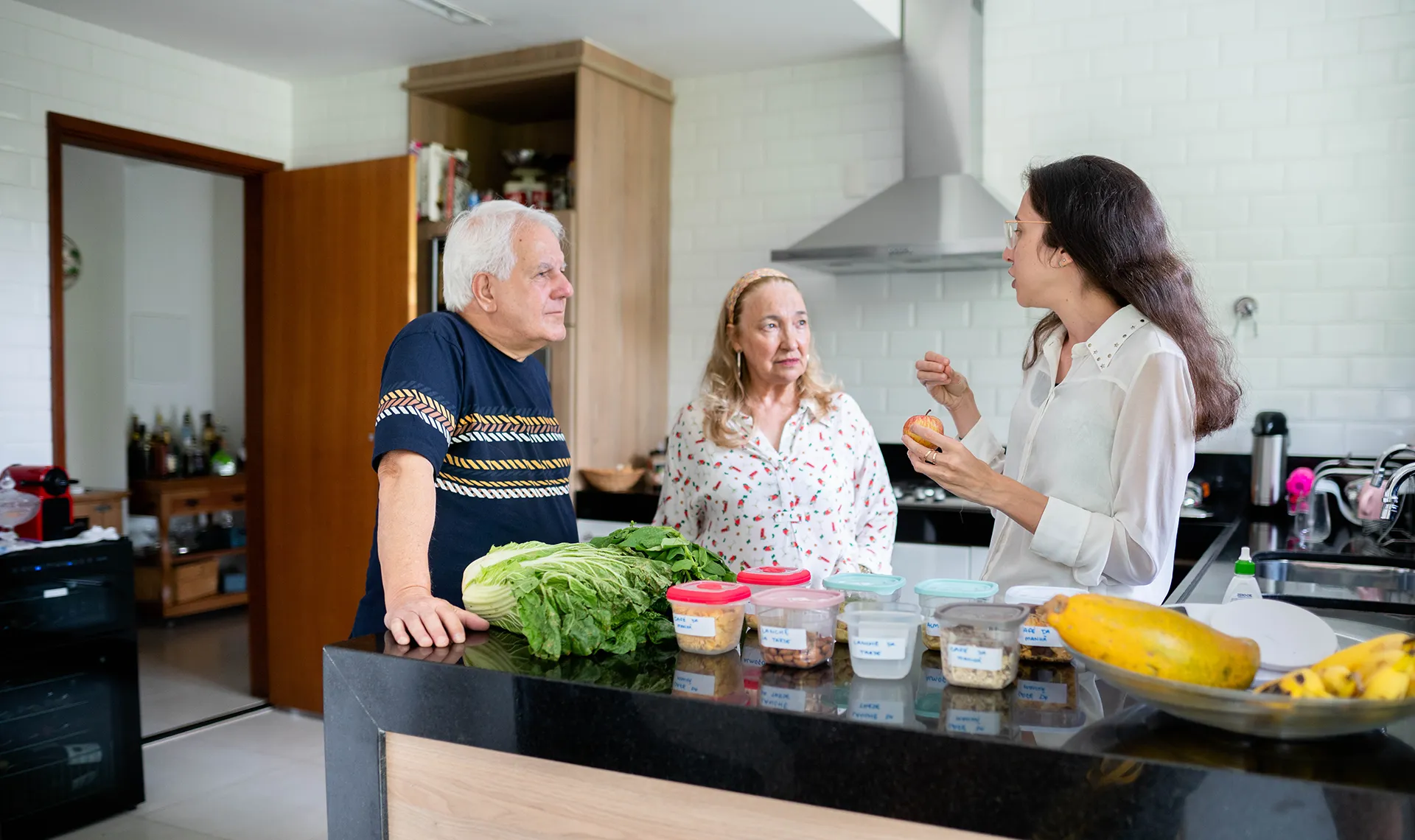 Diätberatung im Reha-Zentrum Gröbming – Diätologin erklärt Patient*innen gesunde Ernährung in der Küche