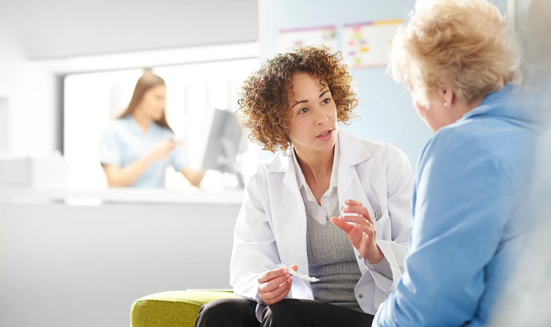 Ärztliche Betreuung im Reha-Zentrum Gröbming – Ärztin im Gespräch mit Patientin